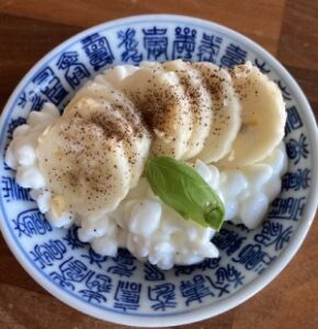 Banan med keso och kanel