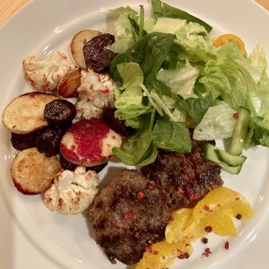 Färsbiffar med ugnsbakade rotsaker