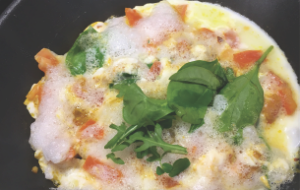 Äggviteomelette med fruktsallad