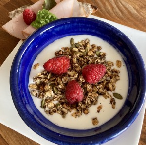 Yoghurtbowl med banangranola